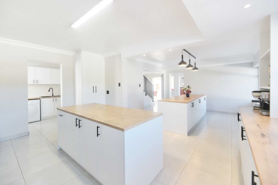 9 Bedroom Property for Sale in Westcliff Western Cape